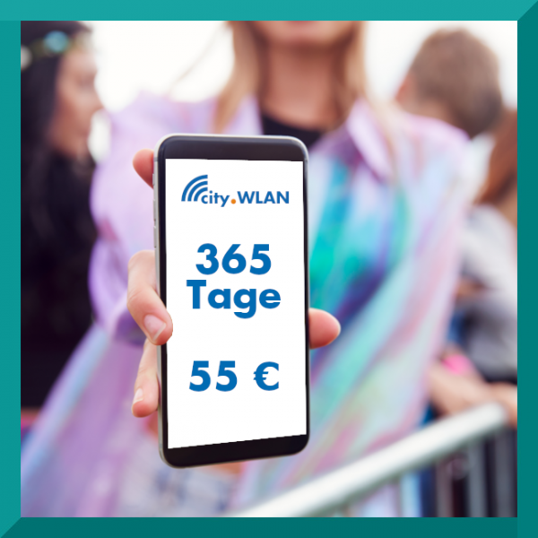 Frau zeigt Handy mit digitalem city.WLAN Jahresticket